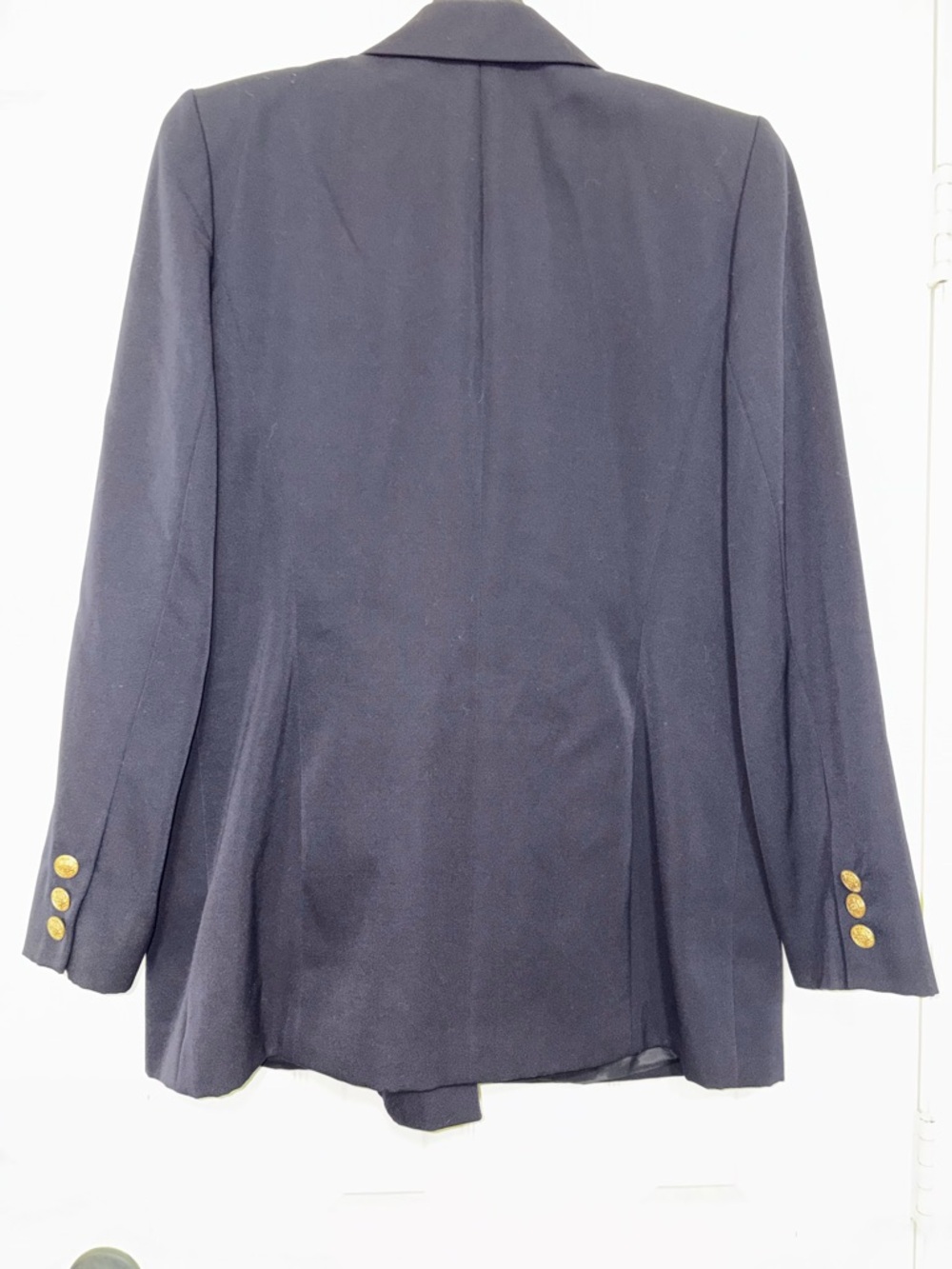 Ellen Tracy Navy Blazer with Gold Crest. 80s VINTAGE w/ 2 extra buttons - Picture 5 of 13